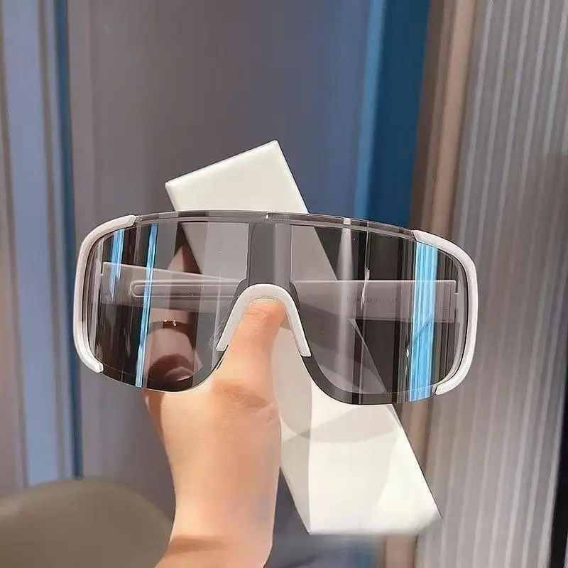 The white frame does not change color.