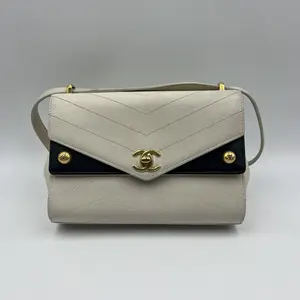 Pre-owned CHANEL Leather Crossbody Bags Chevron Envelope Flap White