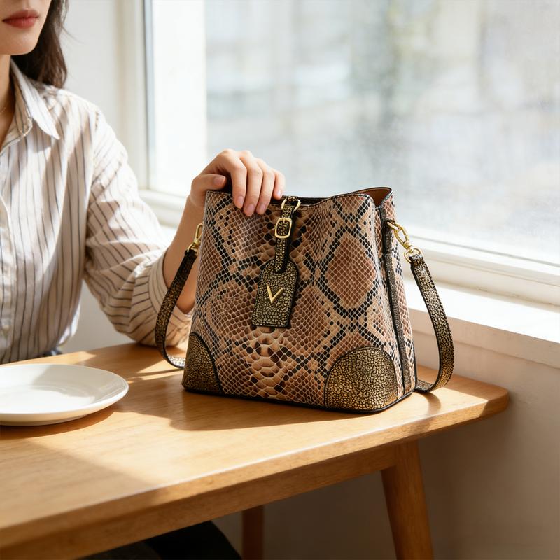 Fashionable women's snake patterned handbag - gradient adjustable shoulder strap, multiple zipper compartments and gold hardware, large capacity crossbody bag, suitable for birthday gifts and daily commuting.