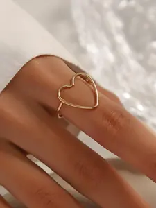 A fashionable heart-shaped ring, Heart Signet Ring, suitable for daily wear, vacation dates, and other occasions, and also a surprising and exquisite small gift.