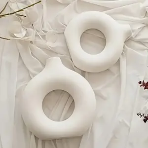 A pair of white decorative vases, large-capacity modern minimalist round vases - with a hollow center cutting design, smooth and lightweight plastic vases / suitable for high and low flower arrangements, for office, wedding and event center decoration