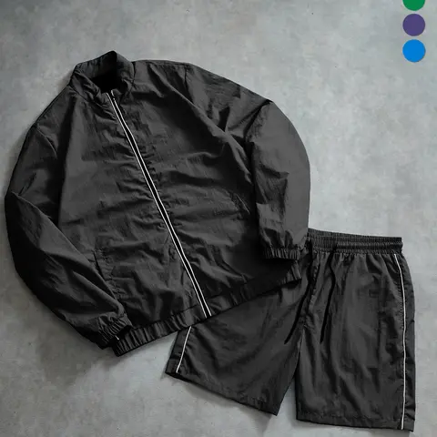 Men’s casual sports set for spring and autumn, fashionable two-piece design with a minimalist loose fit for outdoor wear. Includes a zip jacket/outer layer and shorts. Polyester fabric that is quick-drying, breathable, sun-protective, and comfortable—idea