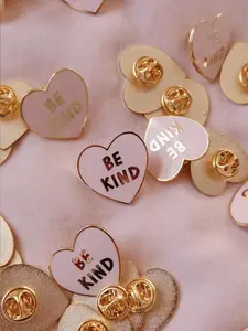 1PC Be Kind Enamel Pin, Heart Kindness Badge,Pink Love Brooch, Positive Quote Gift,Mental Health Reminder, Gifts for Family, Friends, and Classmates,Teacher and Self-care Pin