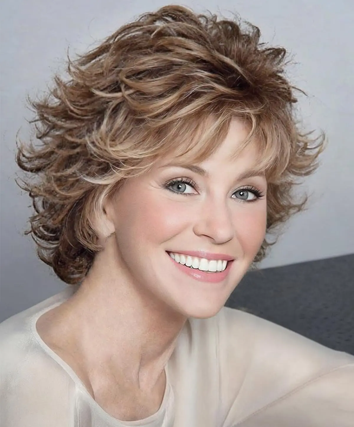 Short Brown Wavy Wigs for Women Layered Natural Brown Mixed Blonde Pixie Wig Synthetic Hair Short Womens Wigs