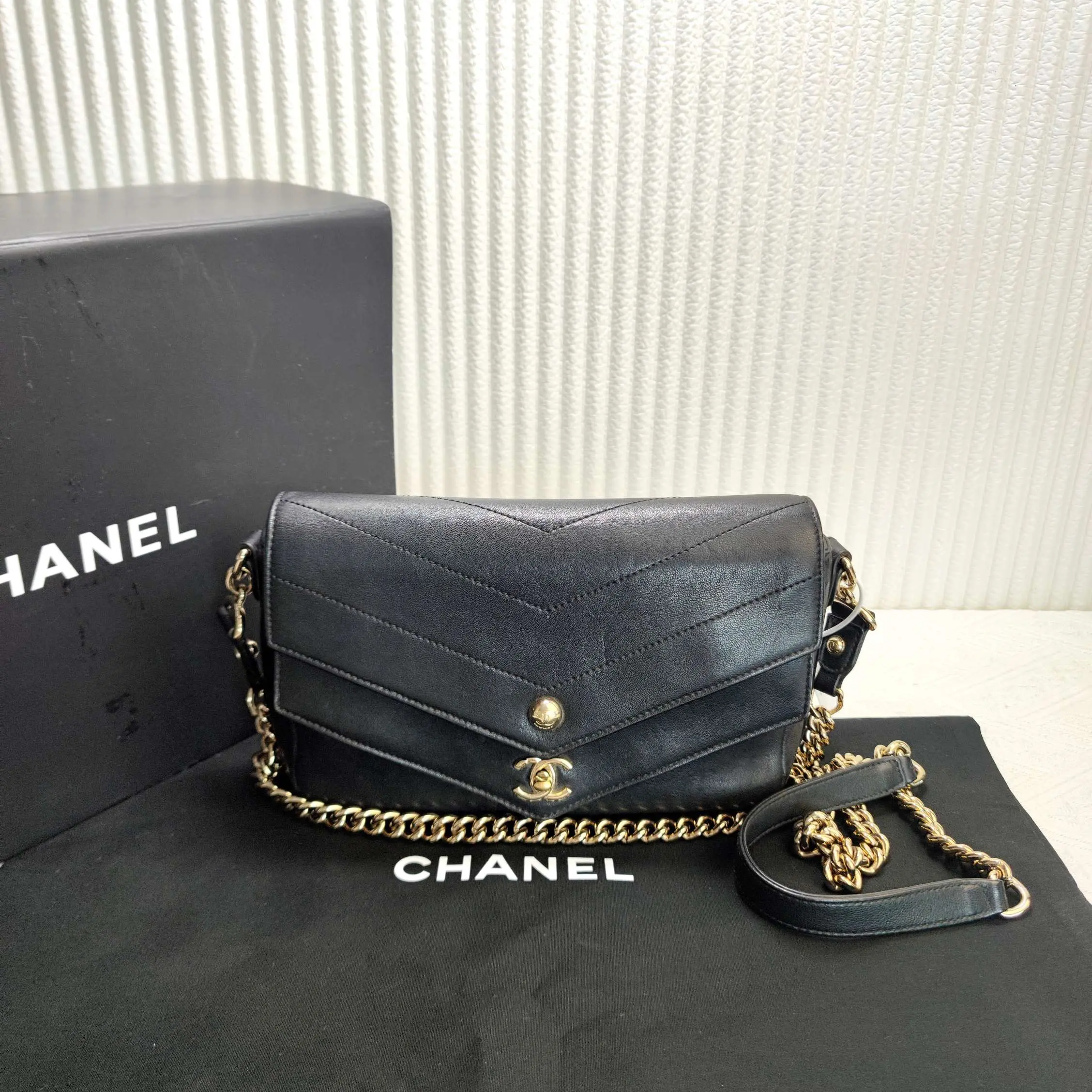Pre-owned Calfskin Crossbody Bags Chanel Envelope Flap Bag Chevron Leather Medium