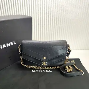 Pre-owned Calfskin Crossbody Bags Chanel Envelope Flap Bag Chevron Leather Medium