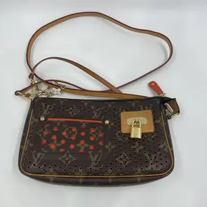 Pre-owned Louis Vuitton leather Crossbody Bags Crossbody Bag Designer Handbag for Everyday Use