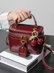 Retro fashion simple makeup box lipstick small square bag, dual-purpose for hand-held or crossbody, with cherry pendant,   versatile sweet and cool style niche design handbag, suitable for daily commuting, shopping, etc.