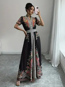 A fashionable women's Floral paisley patterned waist cinching long dress with a vintage paisley pattern Boho. The waist cinching design is suitable for commuting to work, shopping and outdoor activities, indoor and outdoor dressing