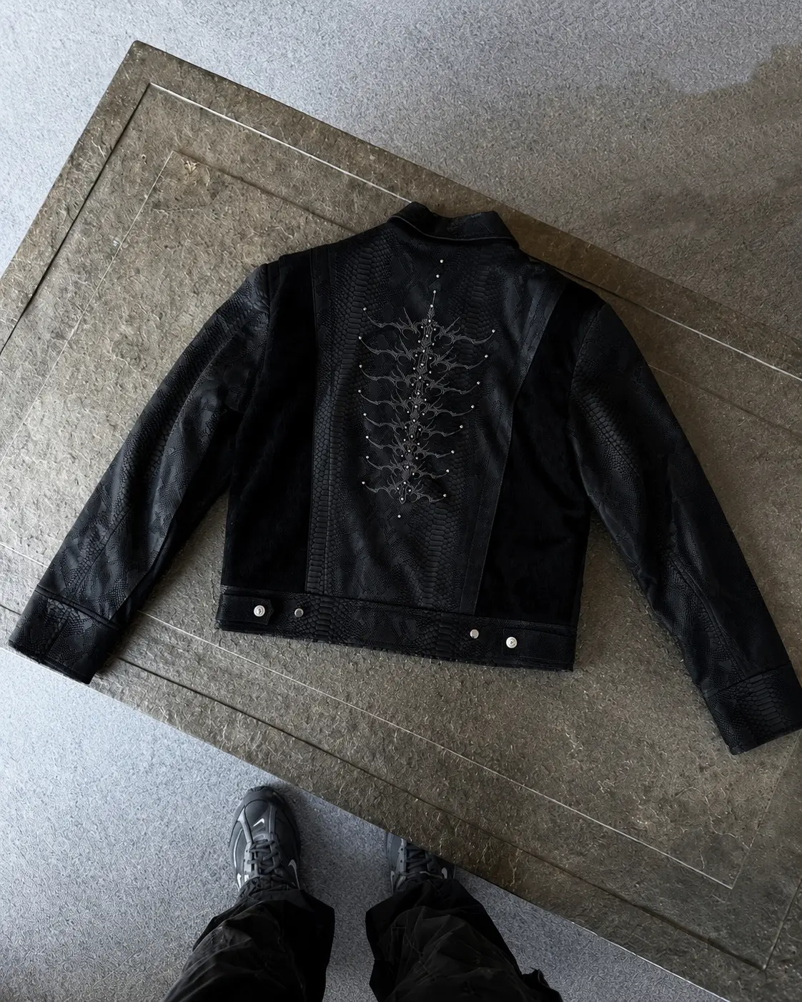 Men’s loose leather jacket, Y2K gothic biker-style outerwear, unisex, punk-inspired jacket with snake embroidery and a buttoned hem design, long sleeves for streetwear layering, retro everyday casual wear, nightclub parties, and autumn festival fashion to