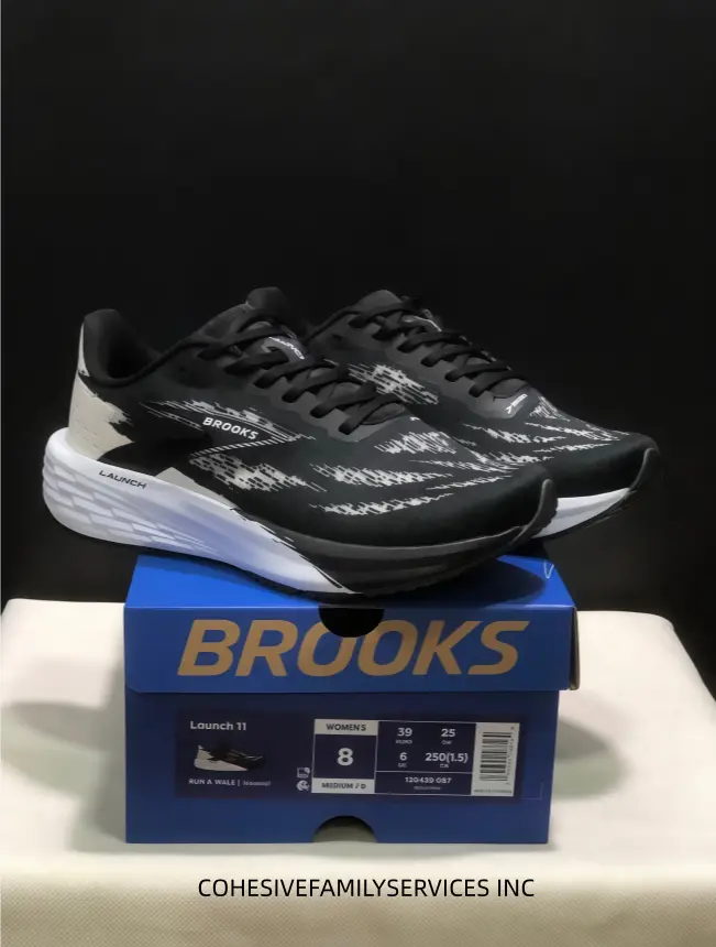Clean white lightweight running shoes with breathable woven upper. Soft resilient midsole cushions landing shocks well for daily jogging, gym training and casual long-distance running.