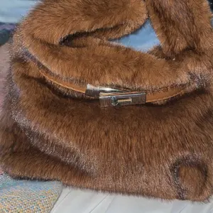 Ladies' One Shoulder Handbag, Fashionable Simple Casual Retro Solid Color Bag, Autumn Winter Plush Purse for Daily Commuting Shopping Dating Gift Giving