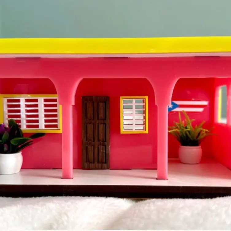 La Casita Pink Acrylic House with Lights and Plants - Vibrant Pink Design, Includes Decorative Plants and Functional Lights