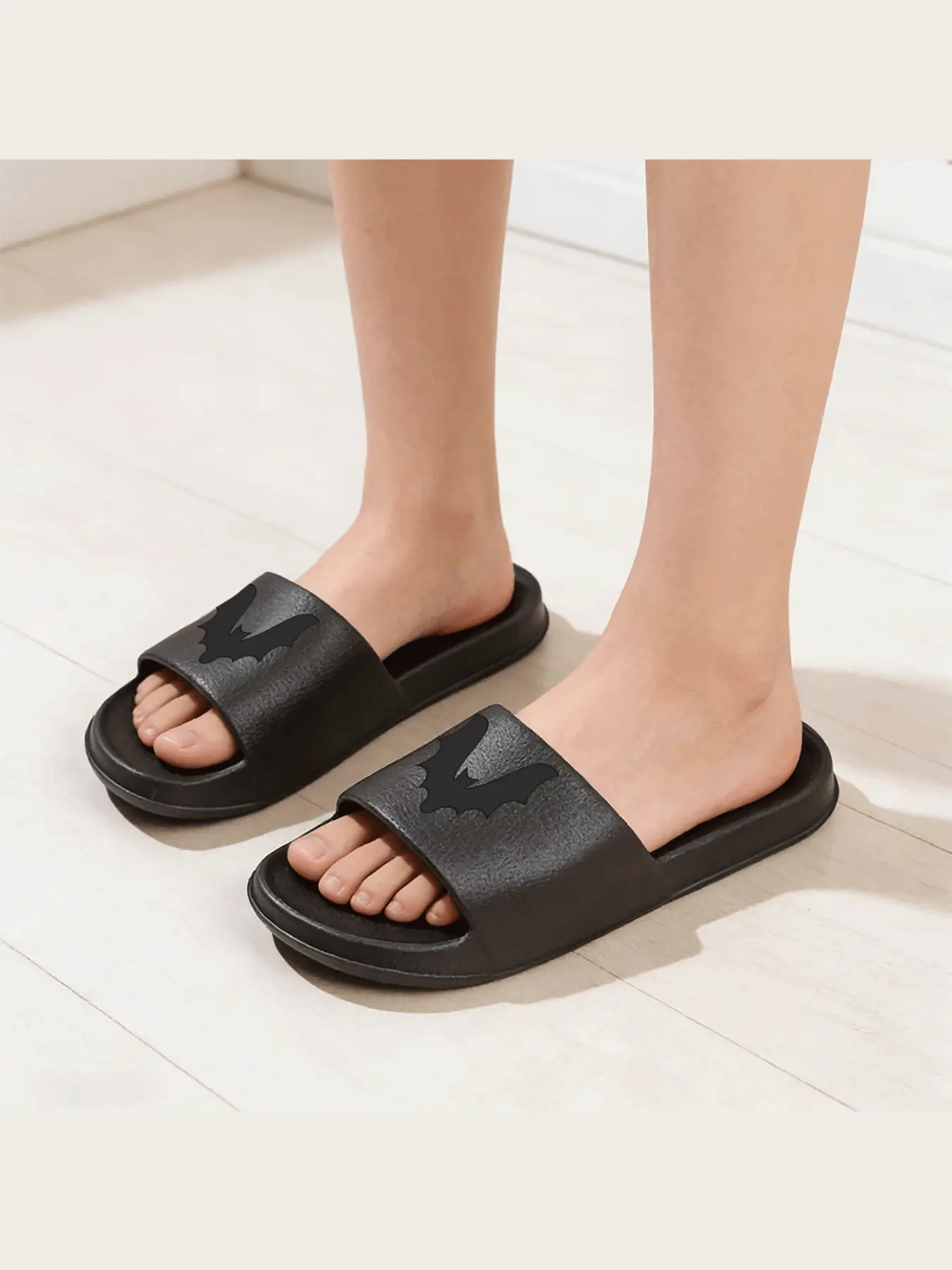 Halloween Bat Pattern Slippers for Women Men Non Slip Indoor Home Comfortable Soft Sole Warm Winter Autumn House Slippers Fashion Novelty Footwear
