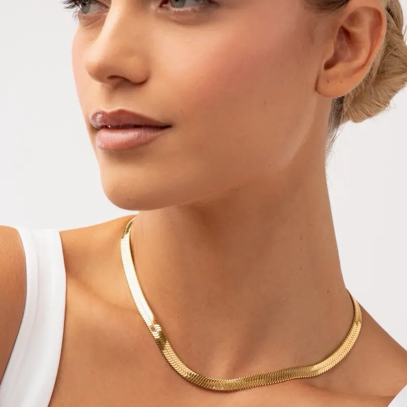 Sway 18K Gold Cachet Necklace - Elegant & Timeless Design for Women