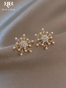 A pair of elegant and sophisticated, exquisite and small snowflake designs with unique imitation pearl and rhinestone inlays. Fashionable stud earrings, Lightweight Earrings for ladies' daily life, festivals, balls, banquets, and Christmas gifts