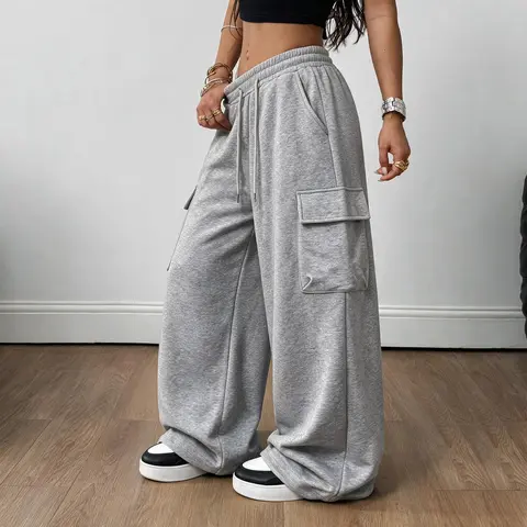 Women’s loose cargo sweatpants, soft cotton fleece wide-leg athletic pants, drawstring elastic casual long pants, multi-pocket hip-hop street-style loose trousers, suitable for everyday wear, workouts, outings, and streetwear looks.
