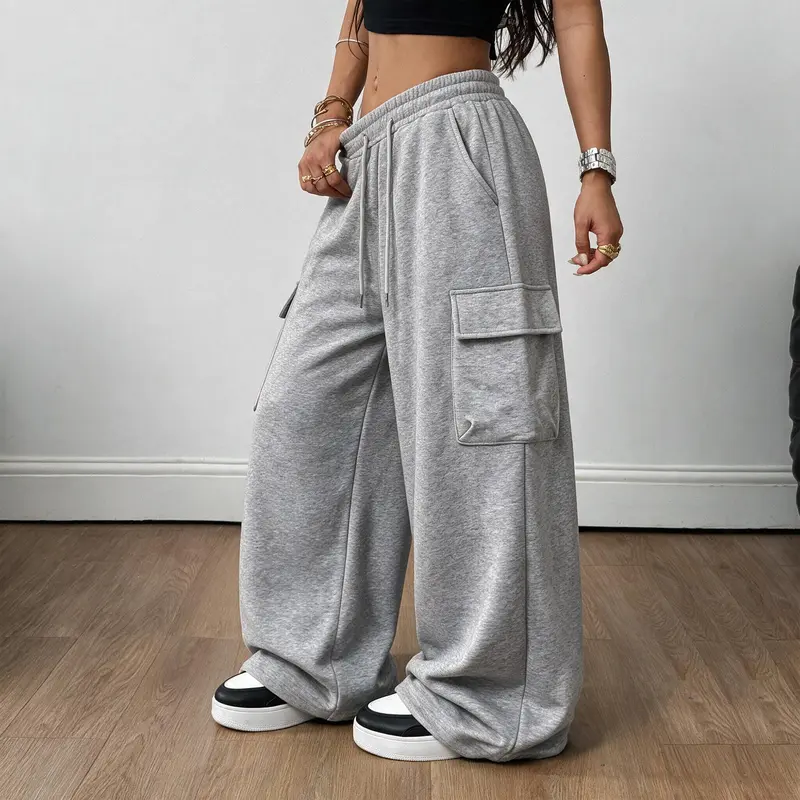 Women’s loose cargo sweatpants, soft cotton fleece wide-leg athletic pants, drawstring elastic casual long pants, multi-pocket hip-hop street-style loose trousers, suitable for everyday wear, workouts, outings, and streetwear looks.
