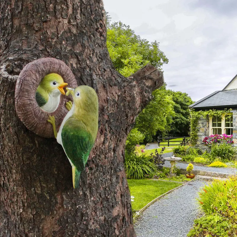 A simulated feeding resin handicraft bird-feeding pendant, Hanging bird feeder, which can be used for tree decoration, gardens, courtyards, lawns, porches, balconies, home decoration, and outdoor courtyard tree hanging