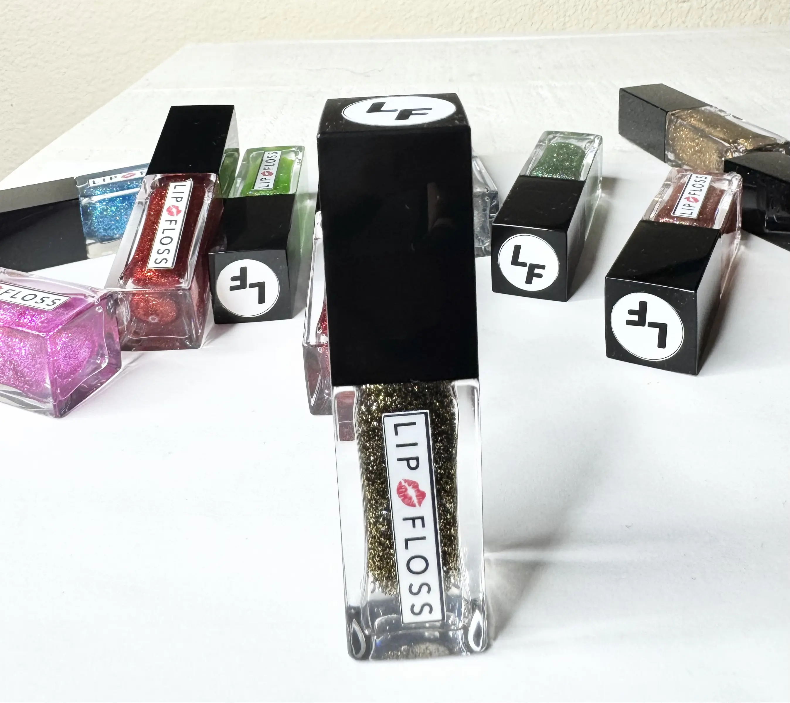 Black Opal Lip Floss High Shine lip gloss is a non-sticky formula enriched with shea butter and vitamin E to moisturize and soften lips. It provides a high-shine, lightweight, and is long-lasting with a bling finish   4.5ml