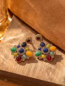 1 pair of fashionable and elegant red Baroque flower shaped earrings, suitable for daily commuting, vacation and dating, and also a surprising and exquisite small gift.