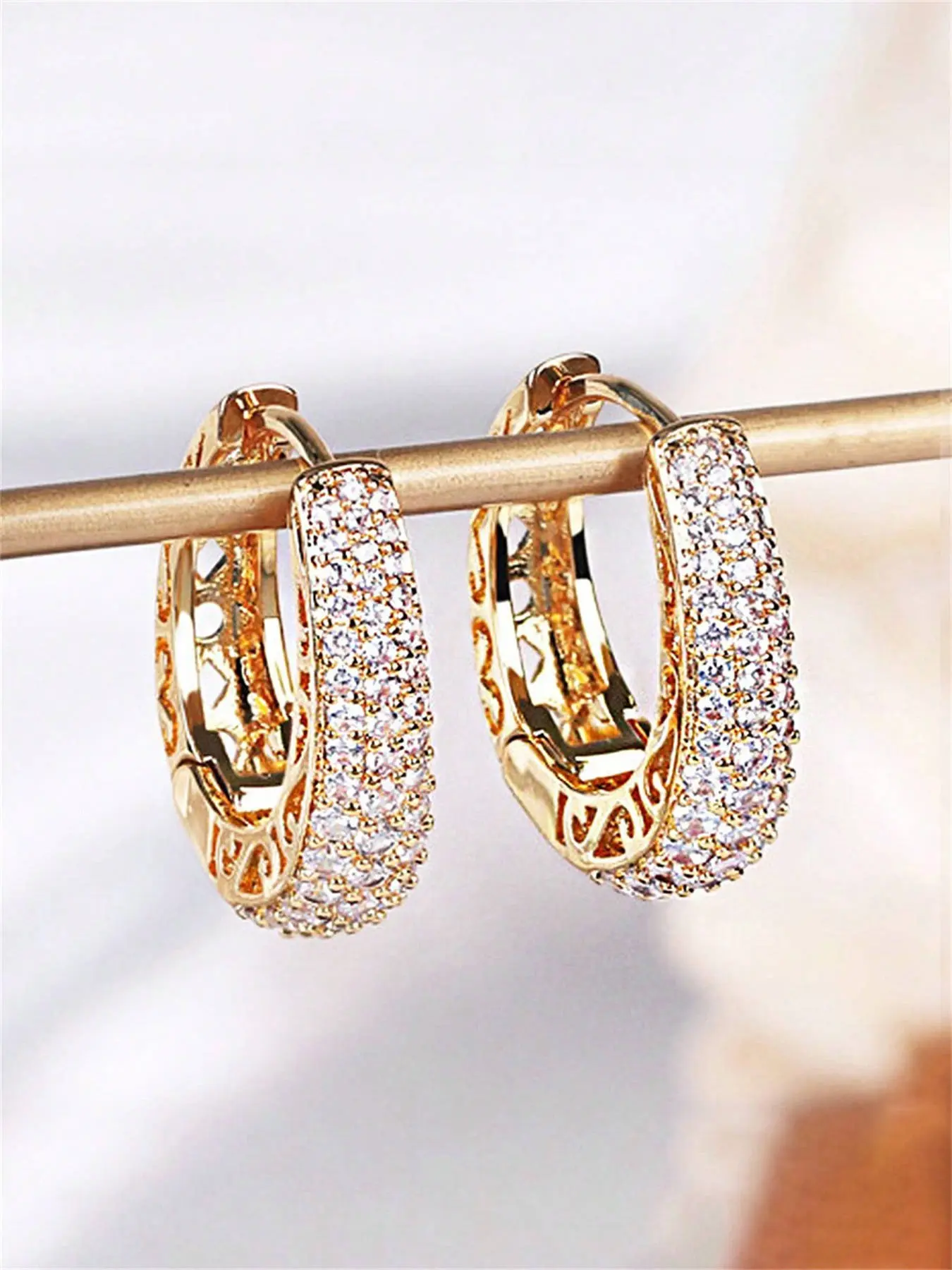 1 Pair Fashion Cubic Zirconia Hoop Earrings Fashionable Earrings For Women Fashion Accessories For Party Engagement Anniversary Jewelry Valentine's Day Gift