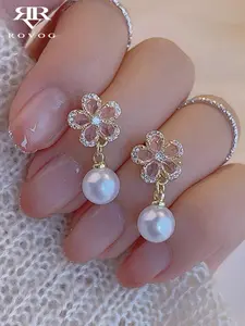 A pair of high-end, sweet pink flower, fashionable artificial pearl, elegant, light luxury and unique women's earrings, Rhinestone Pearl Decorated, Stud Earring Jewelry