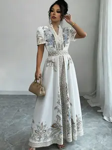 A fashionable women's paisley patterned waist cinching long dress with a vintage paisley pattern. The waist cinching design is suitable for commuting to work, shopping and outdoor activities, indoor and outdoor dressing