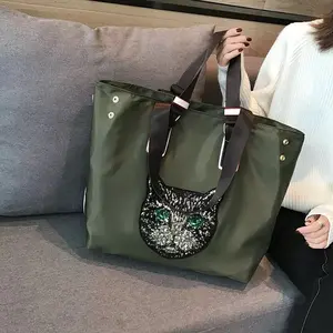 Fashionable army green women’s tote bag with a cute owl pattern, made of lightweight and comfortable nylon fabric. Large capacity, suitable for everyone, perfect as a Christmas or birthday gift
