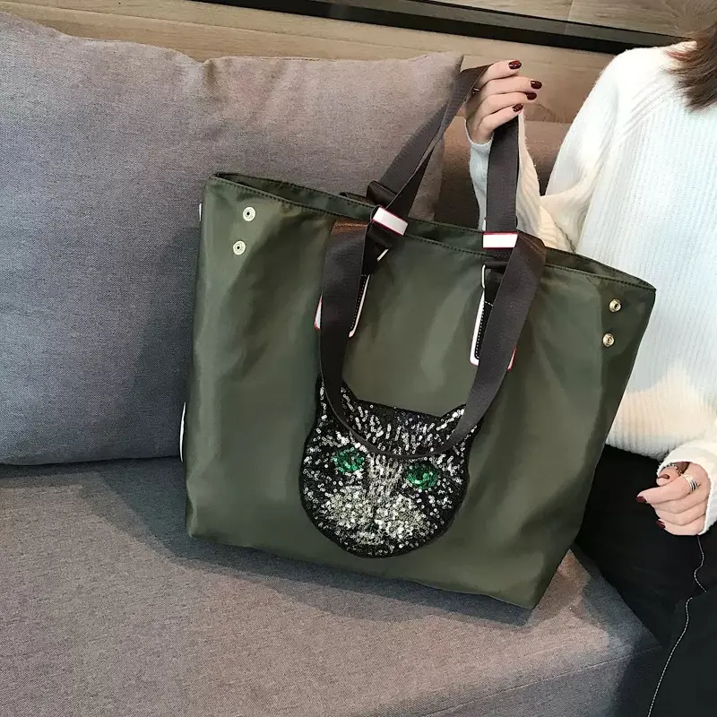 Fashionable army green women’s tote bag with a cute owl pattern, made of lightweight and comfortable nylon fabric. Large capacity, suitable for everyone, perfect as a Christmas or birthday gift