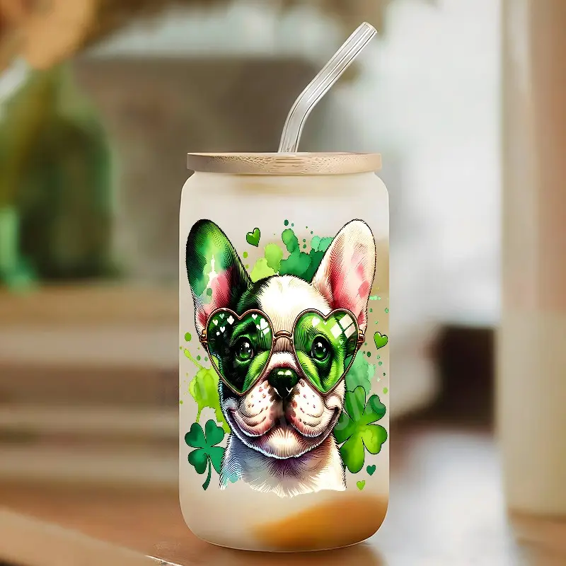 St. Patrick's Day French Bulldog Shamrock 16oz covered straw glass drinking cup, reusable glass drinking cup, high-quality glass jar design, suitable for iced coffee, beer, juice, milk, cold drink glass cups, fashionable glassware. Perfect gift