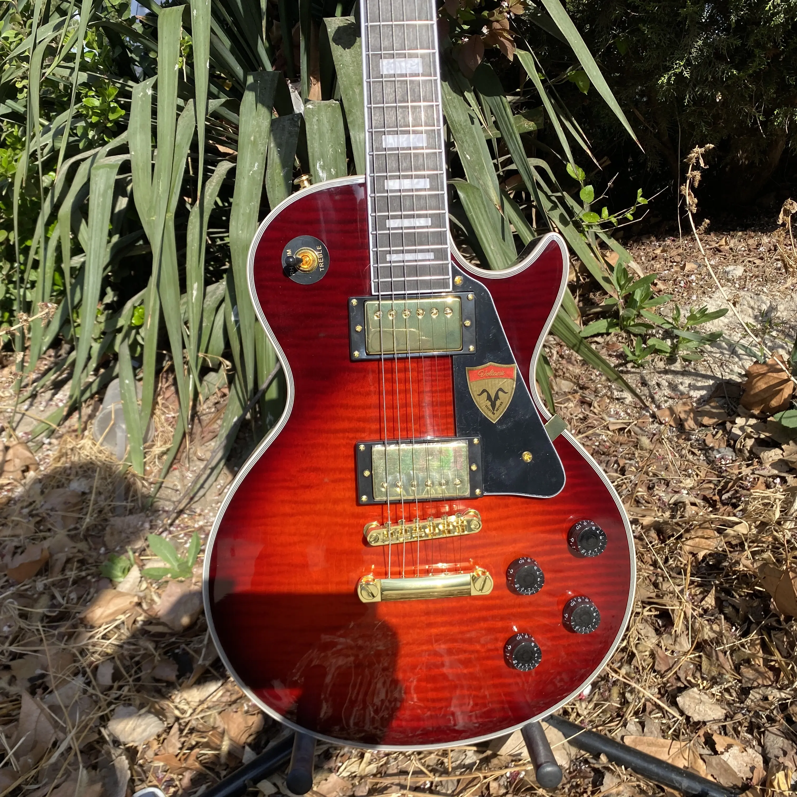 6 Strings LP electric guitar, rosewood fingerboard, gold hardware, mahogany body, white binding, 22 frets, The headstock has removable stickers that can be peeled off.