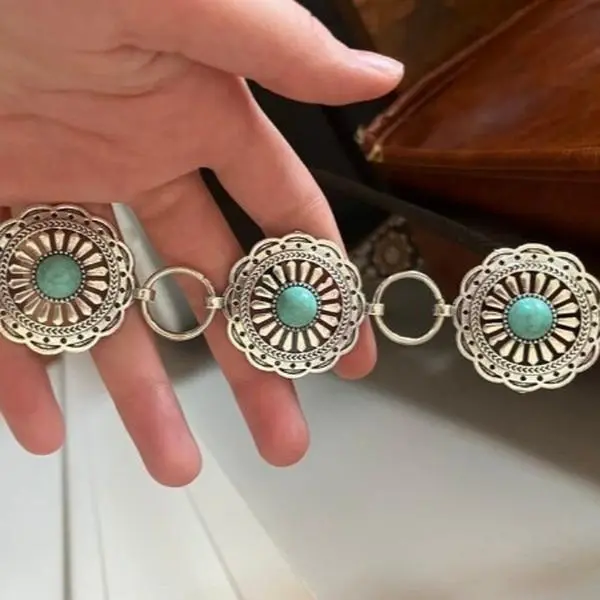 Retro Western Keychain with Floral Metal Coating, Vintage Turquoise Charm Pendant for Purses, Collectibles Keychain Attachment, Round, Everyday, Backpacks And Purses, Western Charms & Pendants, Daily, No Warning Applicable, Keychain Included, Stylish Keyr