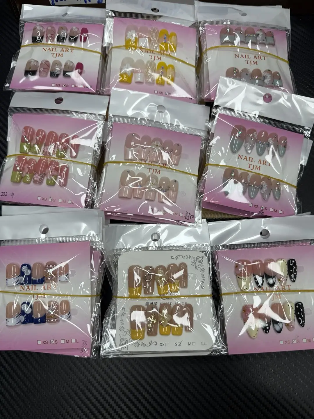 Una(6747)gc.30$ get 15 pairs of nails. We have different shapes and styles.