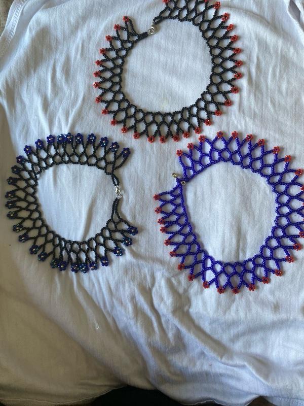 Collar para niñas de color azul con flores rojas