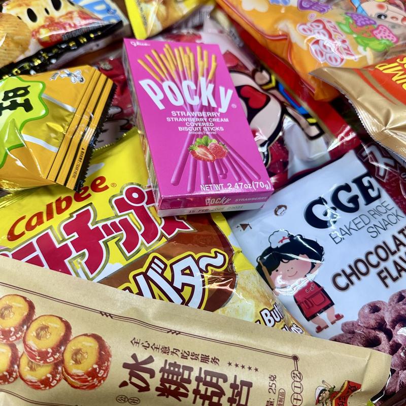12 Full-Size Items Assorted Asian Snacks Mystery Box -4~5lbs Package Weight Included- Sweet & Savory items Rice crackers, Candies, Jellies, Gummy, Chips, Beverages - Perfect Gift Bundle Random Surprise Set