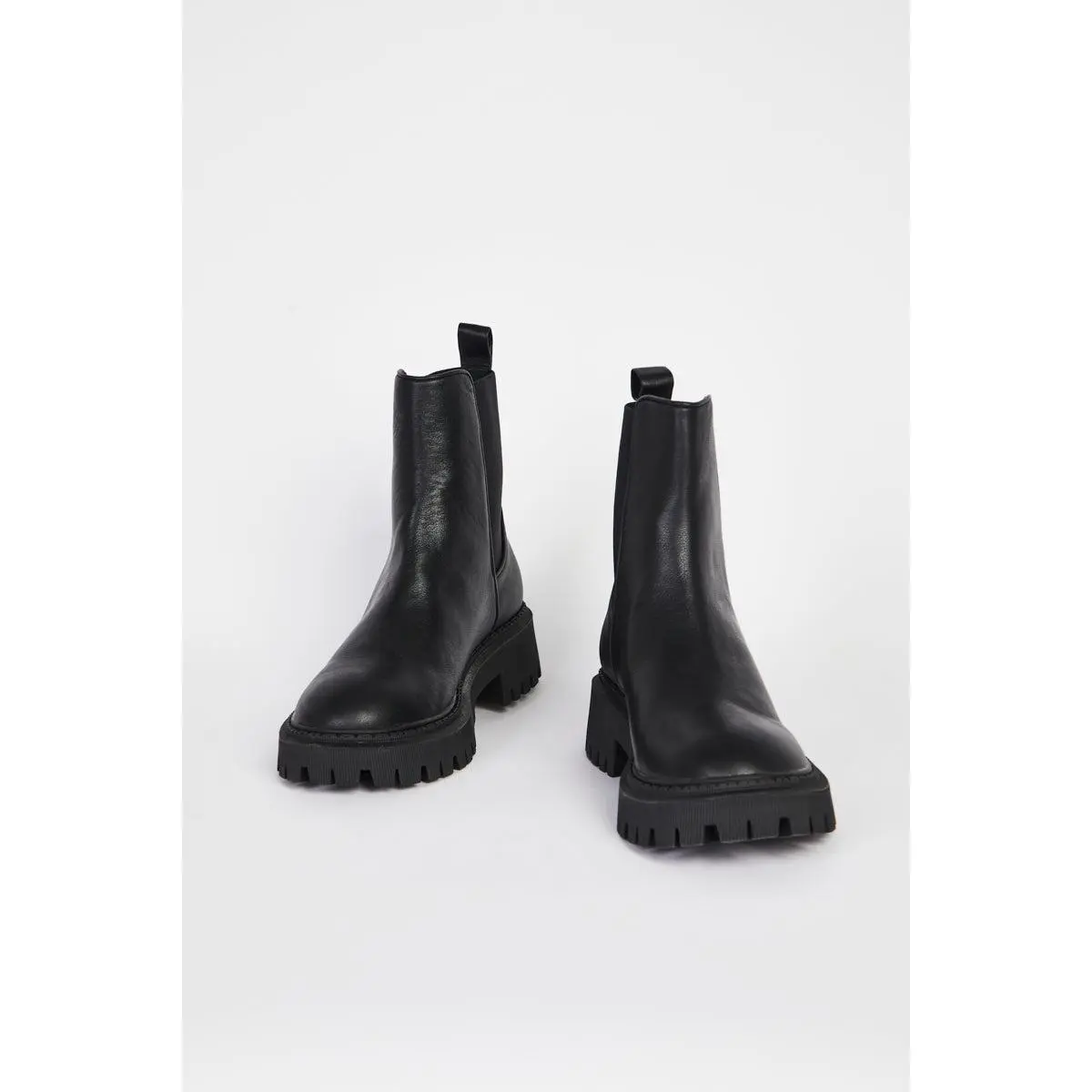 GUIDED PULL ON LUG SOLE BOOT