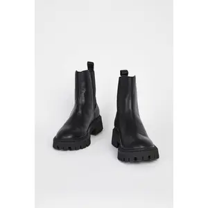 GUIDED PULL ON LUG SOLE BOOT