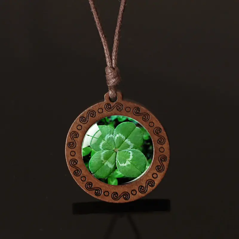 Thick leaved clover necklace