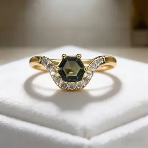 Light luxury retro-style crown-shaped ladies' ring, inlaid with shiny hexagonal-cut synthetic zircon, with a high-end cool blue color scheme, niche design and classic style design, a luxurious item for engagement and wedding, a gift for her.
