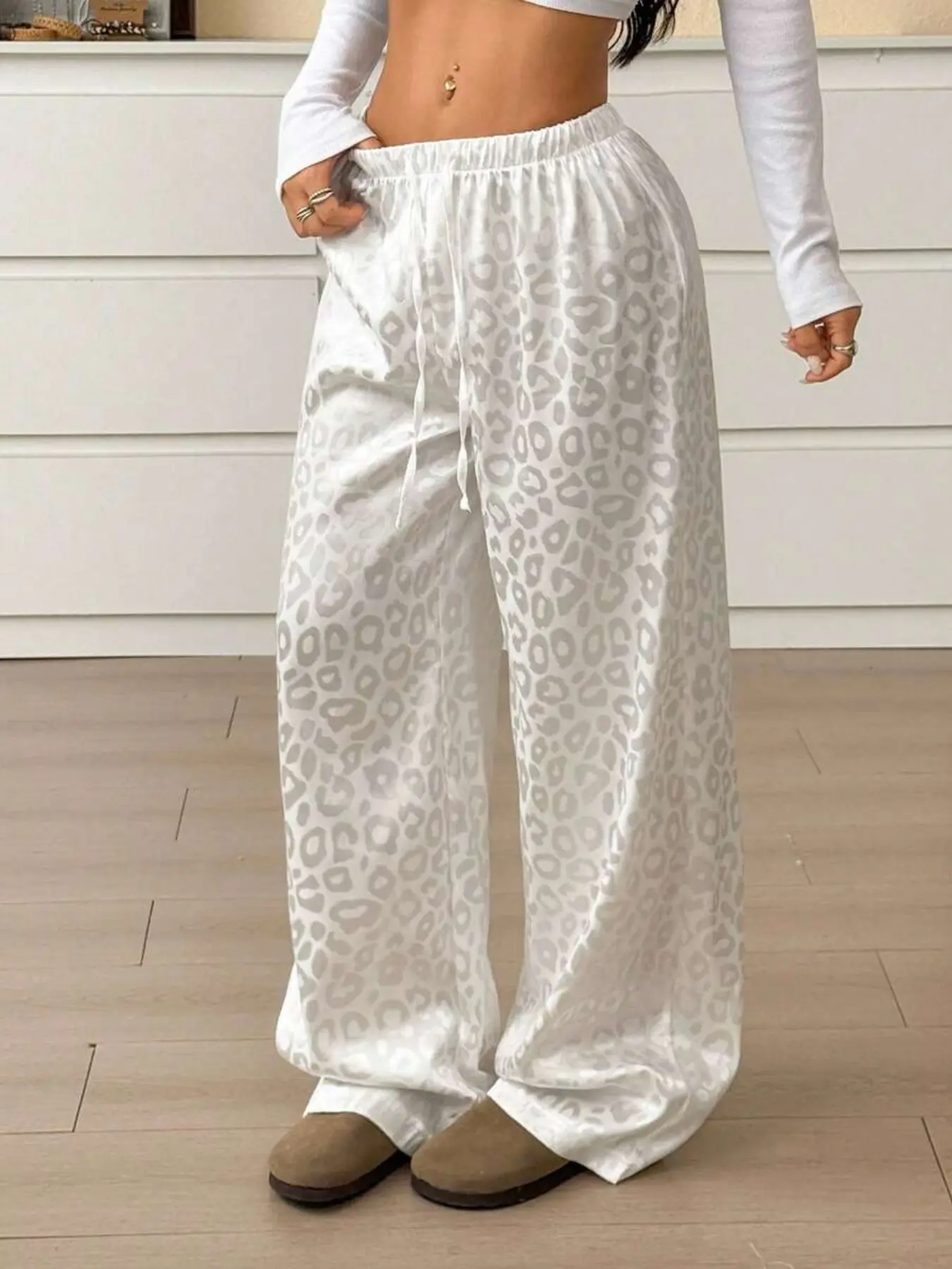 Women's Ice Silk Leopard Print Bohemian Wide Leg Pants, Casual Loose-Fitting Long Pants, Elastic Waist, All Seasons, Fashionable and Versatile Womenswear