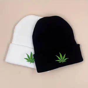 Unisex Maple Leaf Embroidered Acrylic Winter Pullover Cap Warm Ski Skull Hat for Cold Weather Adventures 55-59cm Head Circumference Ideal for Men Women Automotive Motorcycle Protective Gear Use