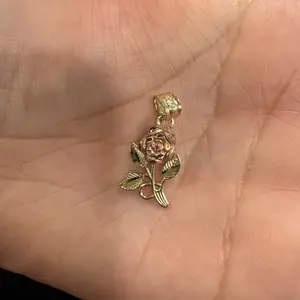 Dije en forma de flor. Oro de 10k