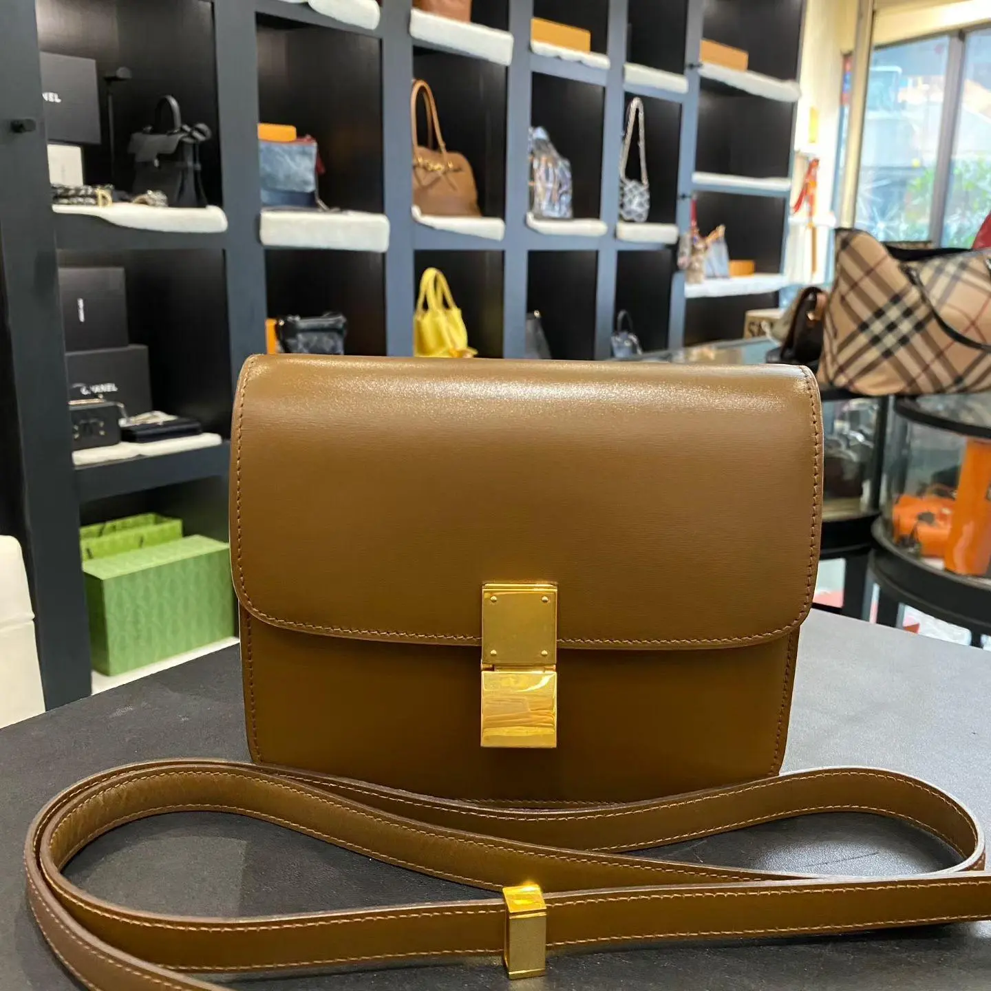 Pre-owned Celine Small Classic Box bag in tan smooth calfskin with gold hardware XH176