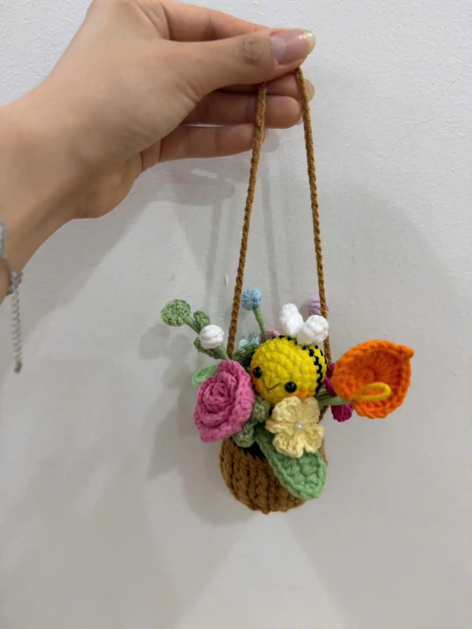 Crochet Bee Flower Basket Wall Hanging, Handmade Floral Amigurumi Basket, Cute Spring Room Decor Gift