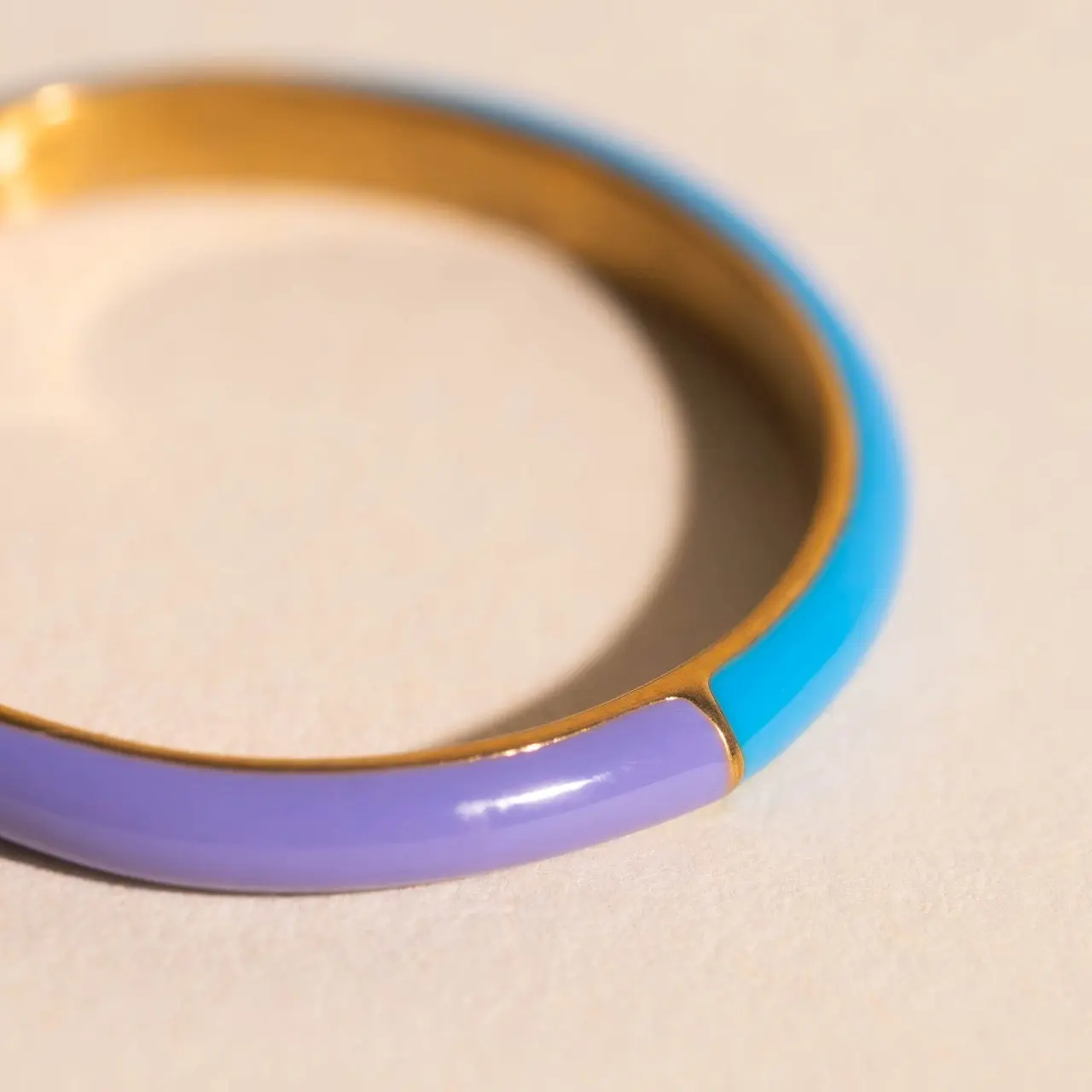 OH CLEMENTINE Unisex Split-Color Neon Purple & Blue Round Enamel Metal Stackable Band Ring, Casual Wear Fashion Stackable Rings Jewelry Accessory with Mix and Match Design, Round Ring