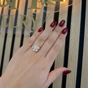 Anillo de diseño floral delicado con piedras brillantes para elegancia y encanto, de plata 925