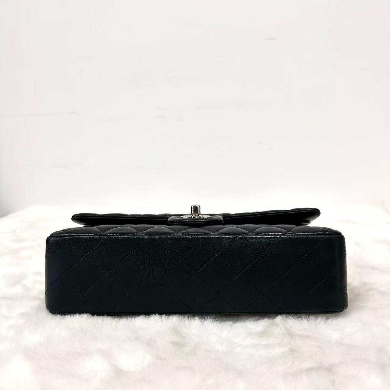 Pre-owned CHANEL Black Lambskin Medium Classic Flap |21345581