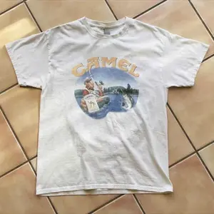 180g[100%cotton]Camel Smoking Joe Fly Fishing White Tee, Vintage Promo Tee From The 90s Y2k Era Classic T-Shirt Unisex