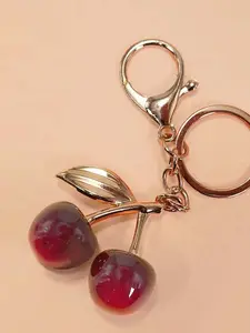 Niche design sweet cherry keychain, metal leaf decoration cute exquisite versatile fashion, personalized creative design, cherry fruit alloy keychain jewelry accessories keychain cherry shape bag pendant,